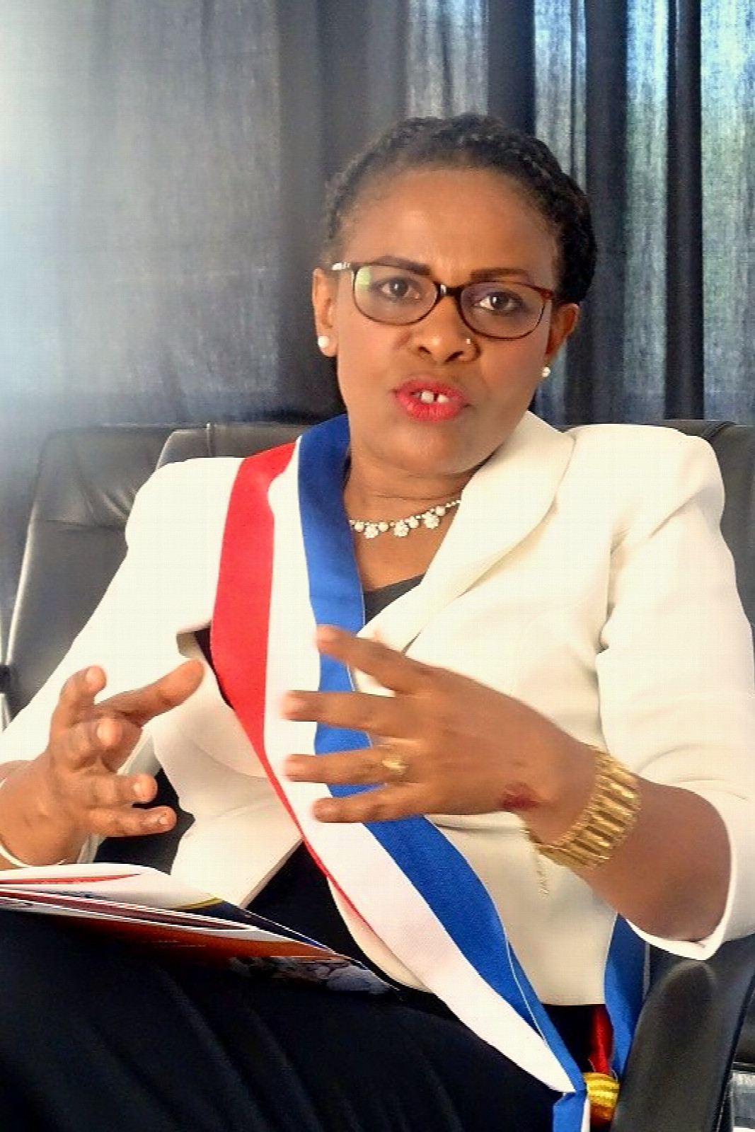 Anchya Bamana, ancienne maire de Sada, s’exprime assise en écharpe tricolore à Mayotte
