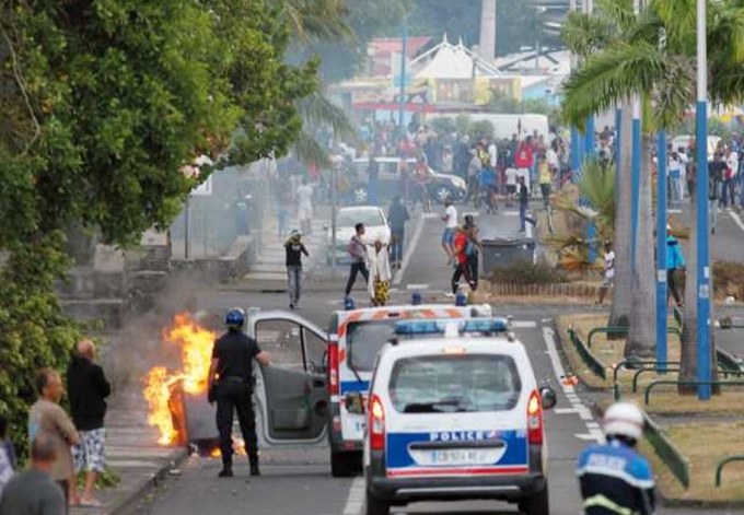 Des émeutes avant le repli des forces de l'ordre