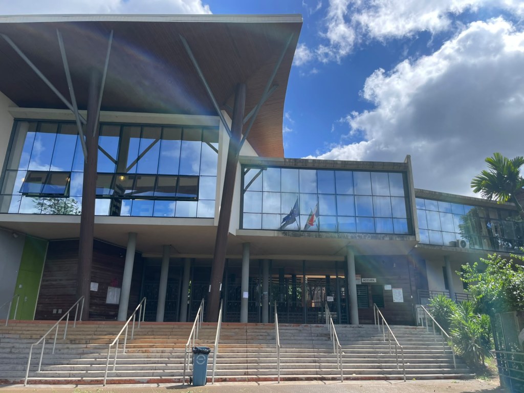 Entrée principale du lycée polyvalent de Dembéni à Tsararano sous un ciel partiellement nuageux à Mayotte