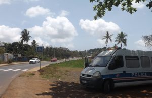 Dispositif policier allégé en fin de matinée à Tsoundzou. Les forces de l'ordre restent tout de même positionnées autour du pont de la kwalé