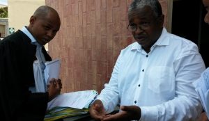 Les avocats Nadjim Ahamada et Mansour Kamardine échangent à l'extérieur de la salle d'audience durant une suspension