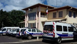 Véhicule et commissariat de police à Mamoudzou