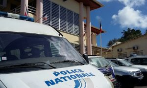Véhicule et commissariat de police de Mamoudzou
